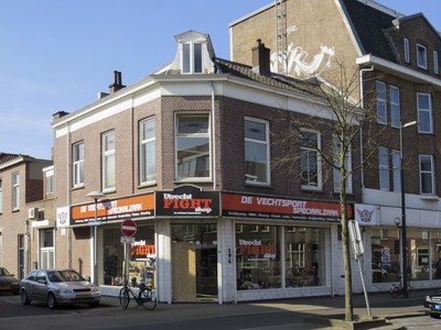 908754 Gezicht op het winkelhoekpand Amsterdamsestraatweg 194 te Utrecht, met links de Fabriekstraat.N.B. bouwjaar: ...